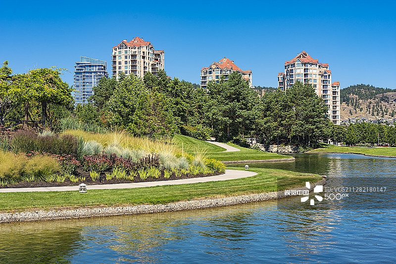 加拿大不列颠哥伦比亚省基洛纳市奥卡纳干湖上的基洛纳市中心海滨图片素材