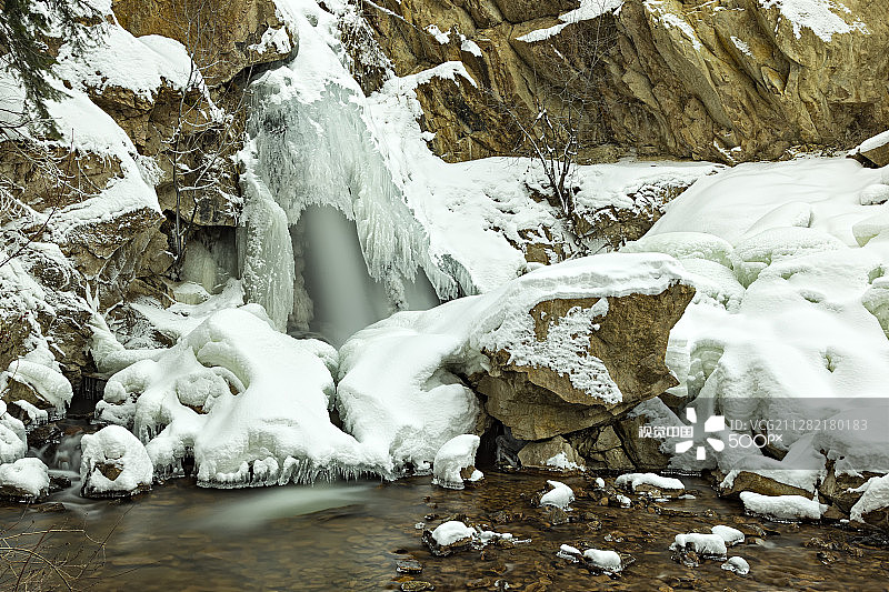 不列颠哥伦比亚省奥肯那根山谷的冰冷哈迪瀑布图片素材
