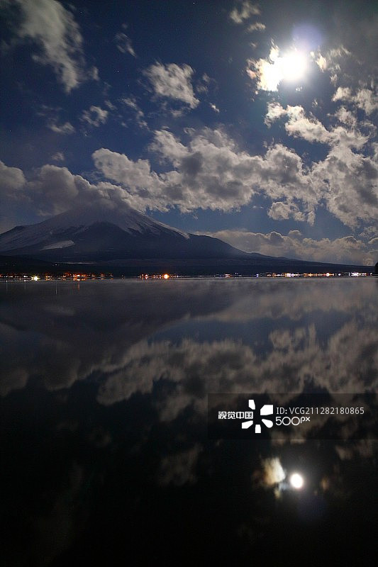 月光倒影图片素材