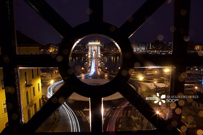 穿过孔洞图片素材