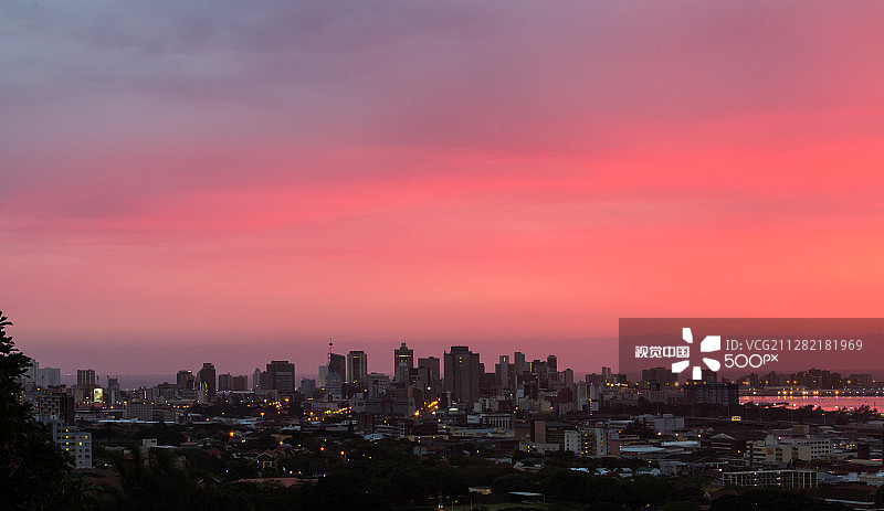 黎明时分的德班天际线图片素材
