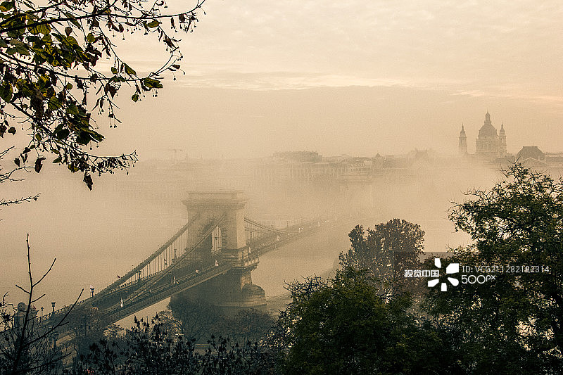 连接未知的链子桥图片素材
