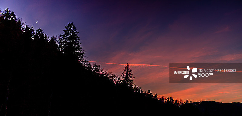罗马尼亚锡纳亚山区的日落图片素材