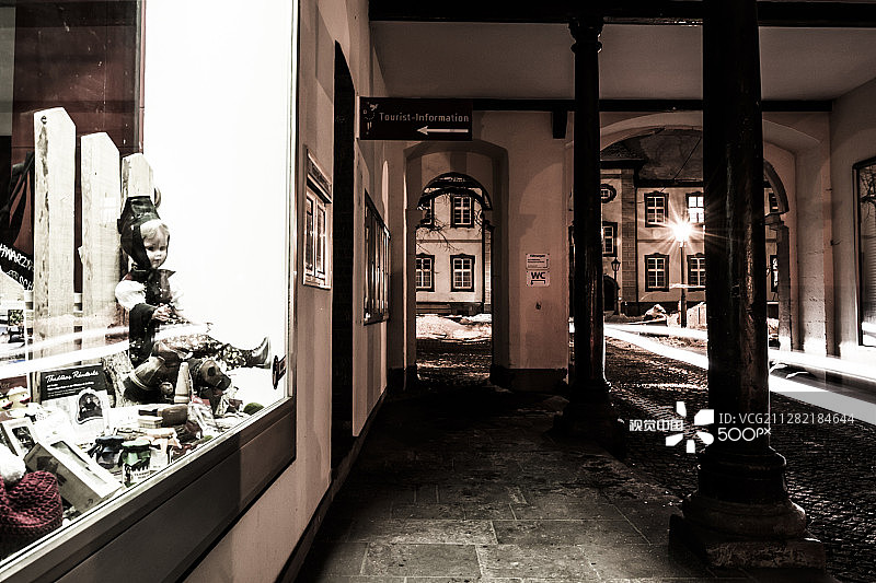 玩偶和灯光图片素材