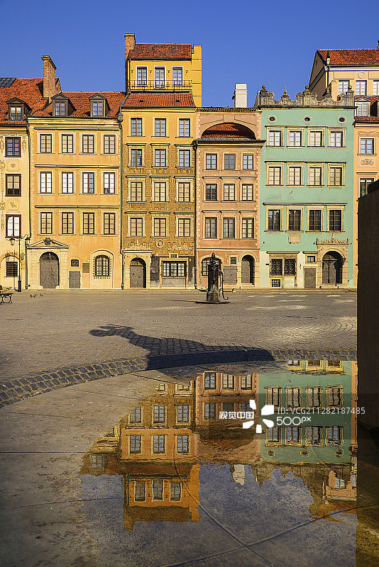 波兰华沙老城广场西侧的华沙美人鱼雕像图片素材