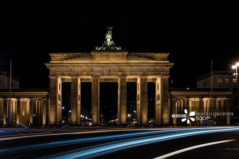 德国首都柏林夜景下的勃兰登堡门图片素材