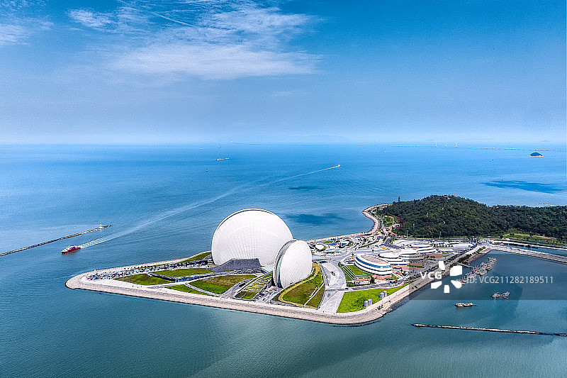 航拍视角下的珠海大剧院-野狸岛-香洲港天际线全景图片素材