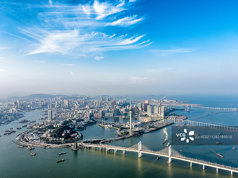 航拍视角下的澳门城市天际线全景图片素材