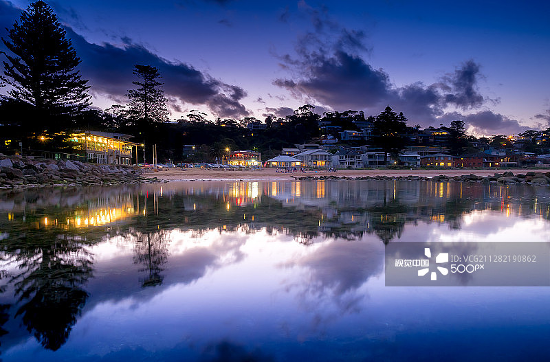 澳大利亚阿沃卡海滩岩石池上的日落图片素材