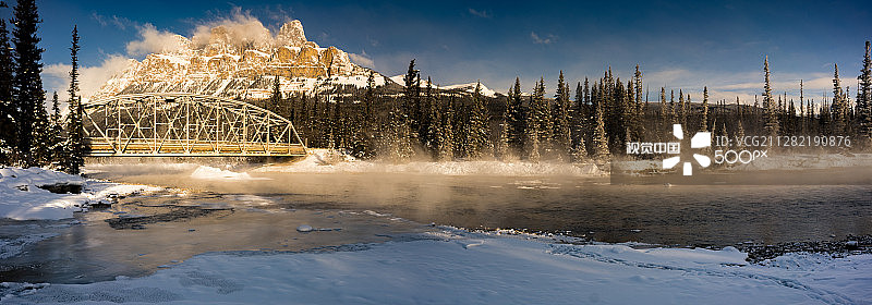 加拿大艾伯塔省城堡山路口桥弓河图片素材