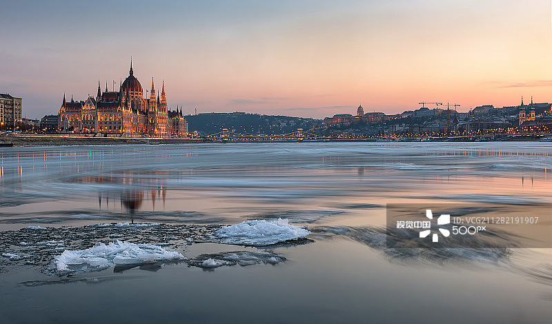 冰雪覆盖下的布达佩斯暮色图片素材