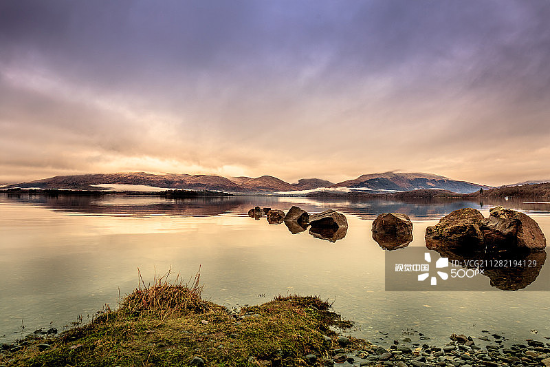 阴天下的苏格兰洛蒙德湖图片素材