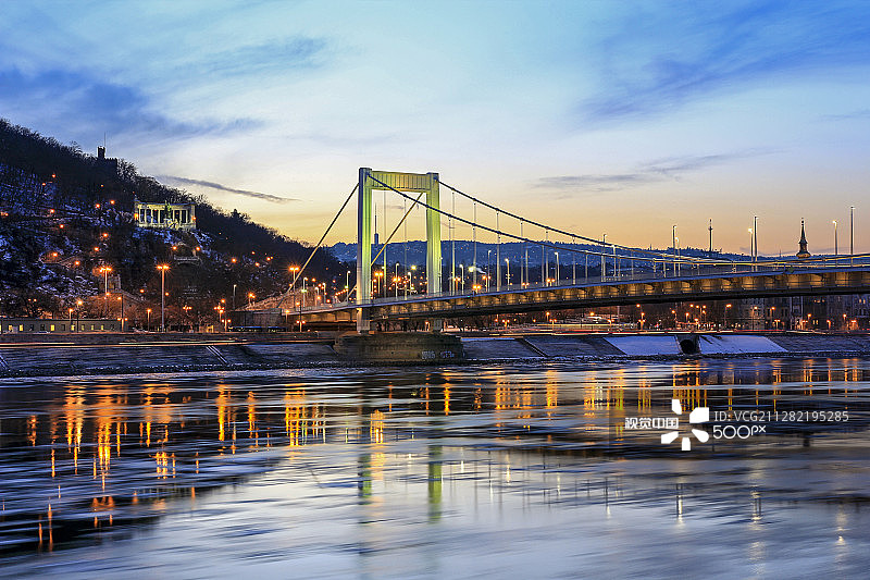 布达佩斯的伊丽莎白桥与冰冷的蓝色多瑙河图片素材