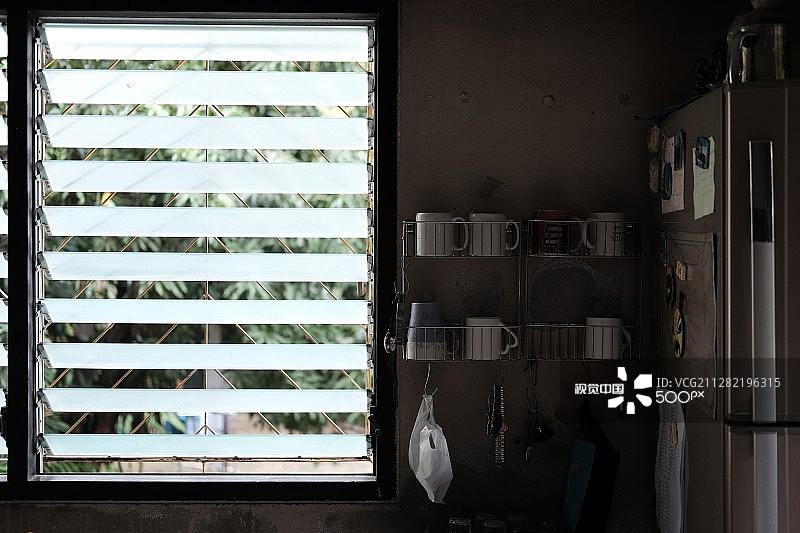 阴天中的孤单窗户图片素材