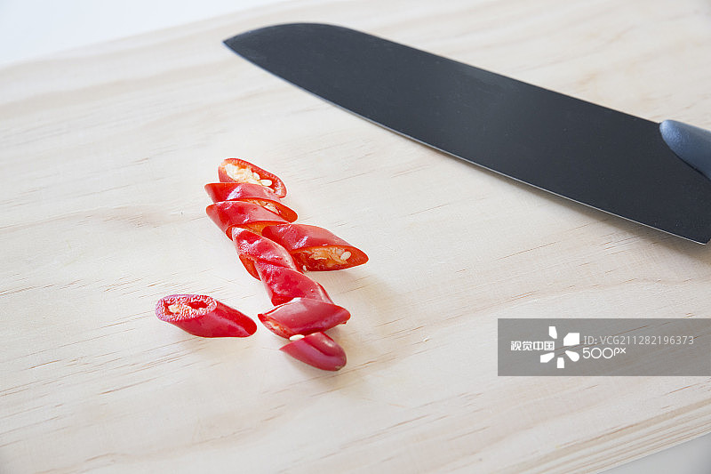 砧板上切碎的红辣椒图片素材