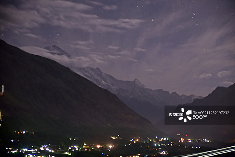夜晚的拉卡波希山图片素材