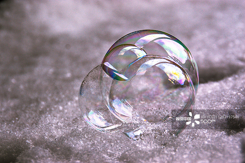 雪地里的肥皂泡图片素材