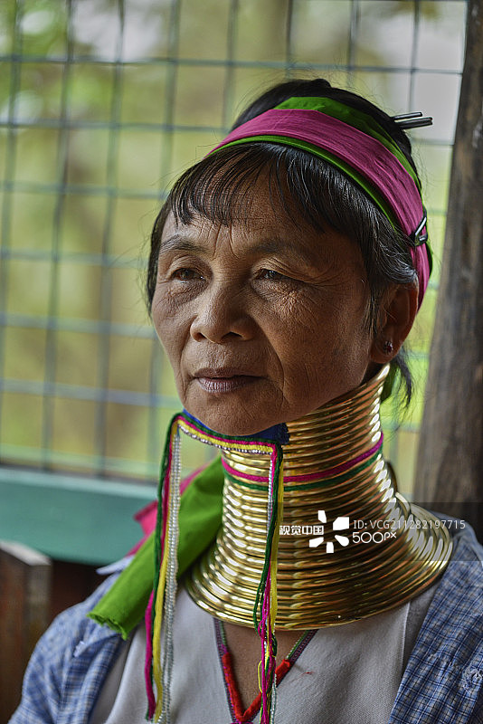 戴颈环的女人图片素材