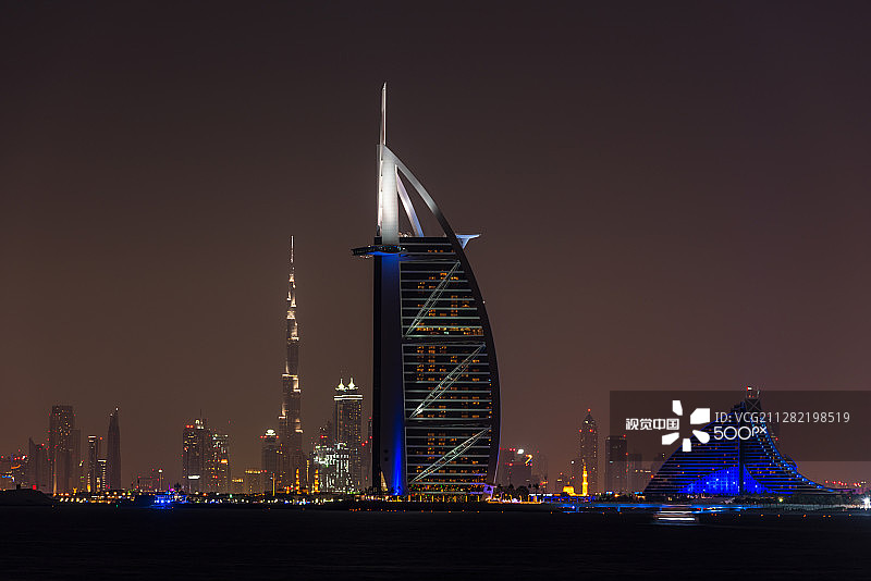 迪拜卓美亚帆船酒店夜景图片素材