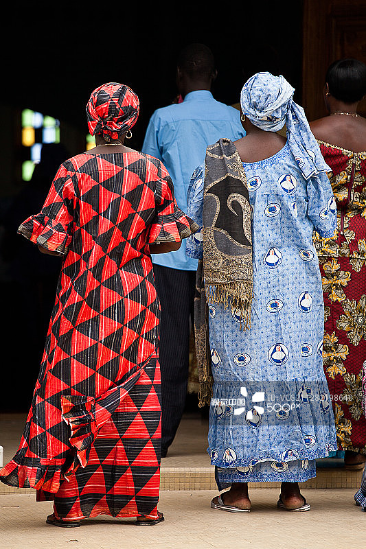 塞内加尔法迪乌斯村参加周日弥撒的人们图片素材