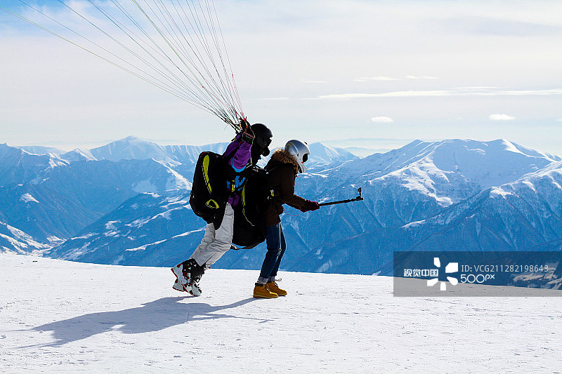 滑翔伞教练准备起飞图片素材