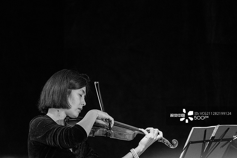 演奏《辛德勒的名单》图片素材