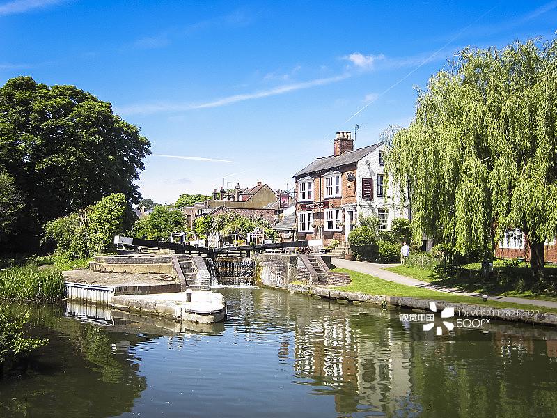 伯克哈姆斯特德大运河旁的酒吧图片素材
