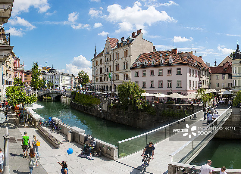 卢布尔雅那的卢布尔雅尼察河和三重桥图片素材