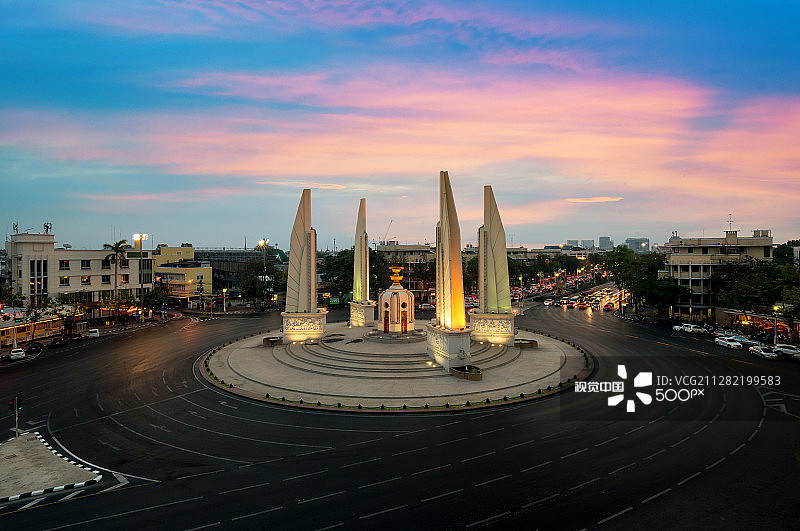 曼谷民主纪念碑暮色图片素材