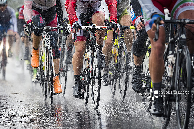 雨中赛道上的腿（V4匈牙利公路赛，2015年）图片素材