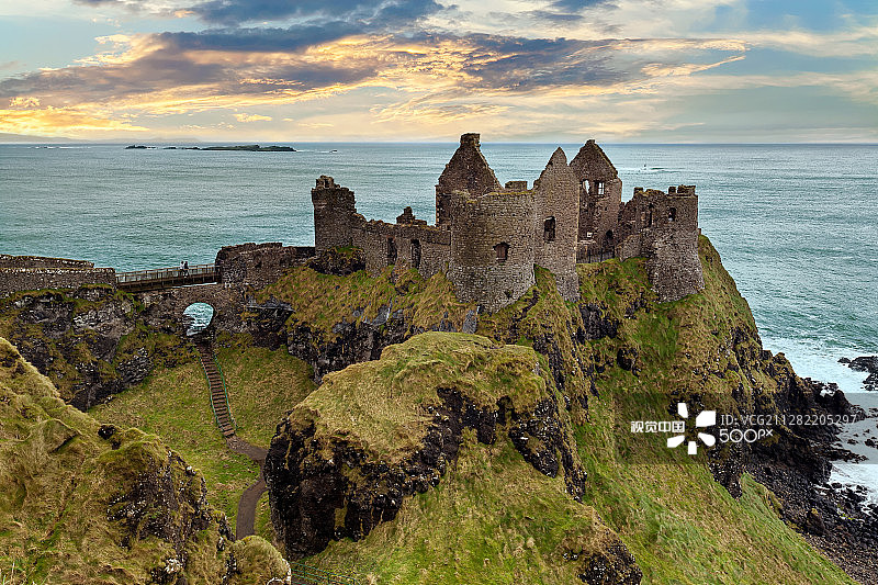 北爱尔兰布什米尔斯邓路斯城堡图片素材
