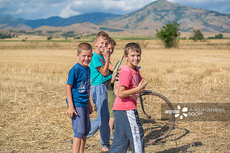 马其顿，约6月18日：不明身份的马其顿儿童迎接飞行员图片素材
