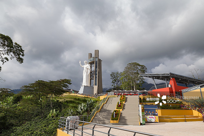 哥伦比亚弗洛里达布兰卡：美丽圣西莫耶稣雕像的广角视图...图片素材