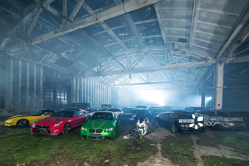 许多飞机库中的改装跑车图片素材