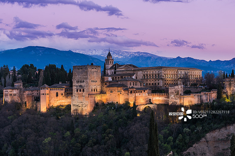 西班牙格拉纳达阿尔罕布拉宫夜景图片素材