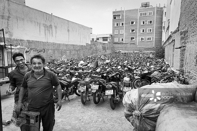 伊朗设拉子的摩托车扣押停车场图片素材