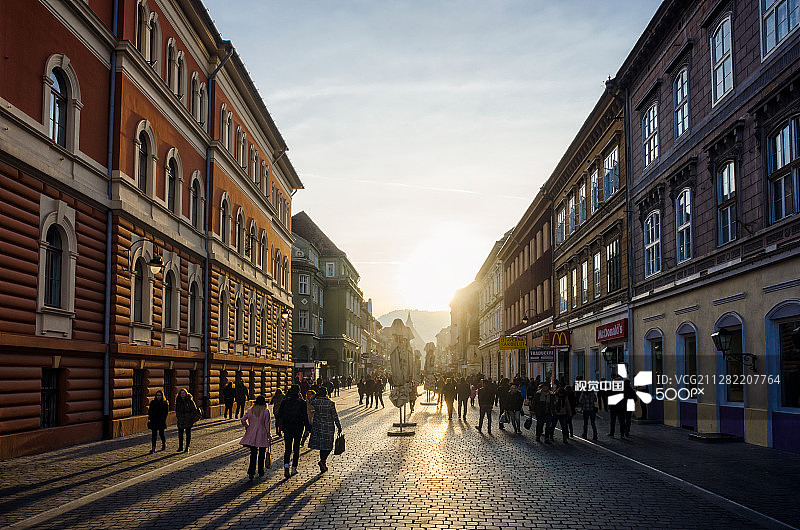 罗马尼亚布拉索夫：人群走过图片素材