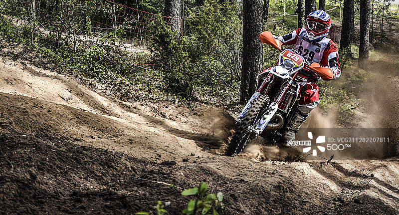 骑摩托车的人图片素材