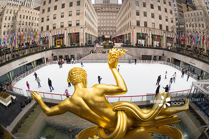 金色普罗米修斯雕像和洛克菲勒中心溜冰场，纽约曼哈顿图片素材