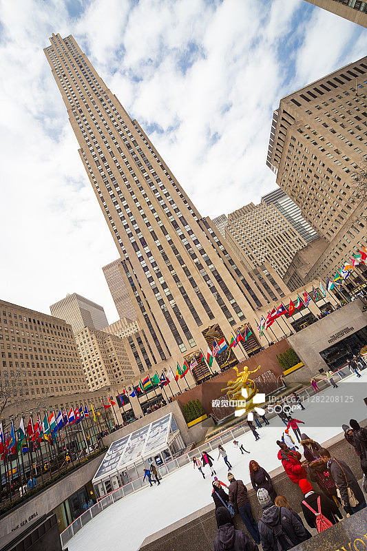 美国纽约曼哈顿的洛克菲勒中心摩天大楼和溜冰场图片素材