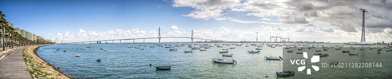 西班牙安达卢西亚加的斯湾全景，背景为拉佩帕大桥图片素材