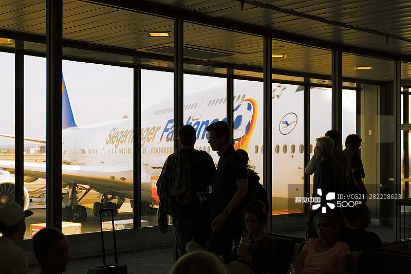 汉莎航空飞机在肯尼迪机场航站楼图片素材