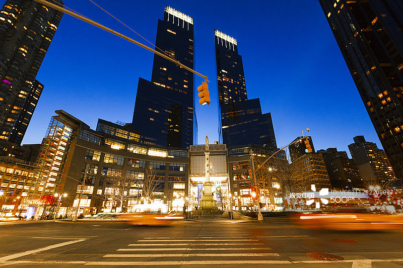 从哥伦布圆环眺望时代华纳中心图片素材