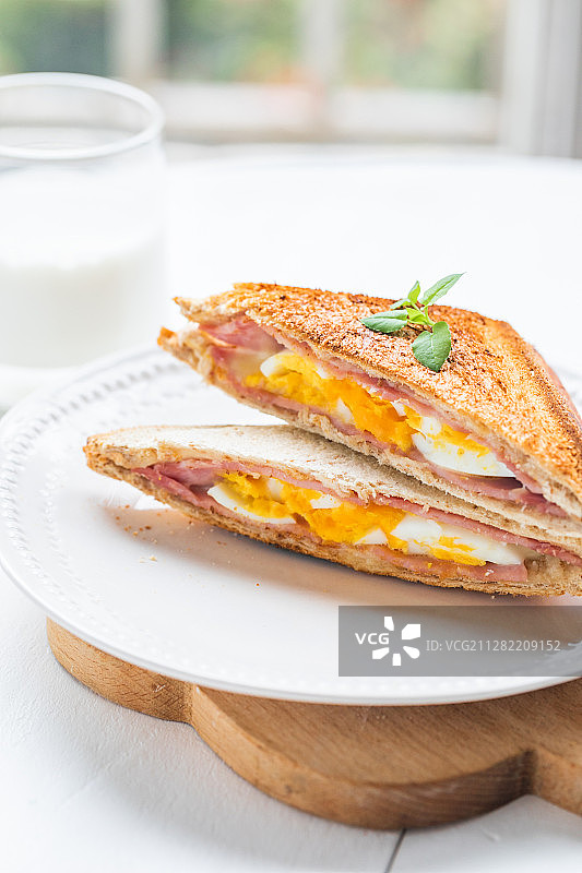 放在白色盘子里的三明治图片素材