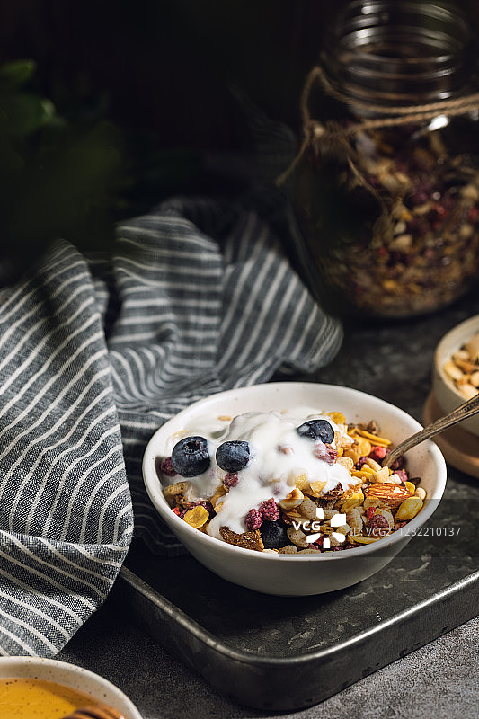 放在铁盘里的一碗麦片图片素材