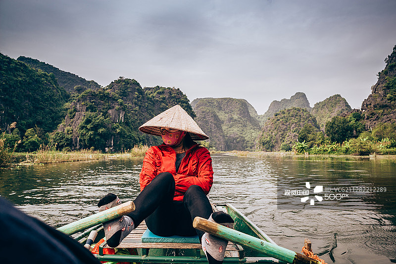 越南宁平脚划船图片素材