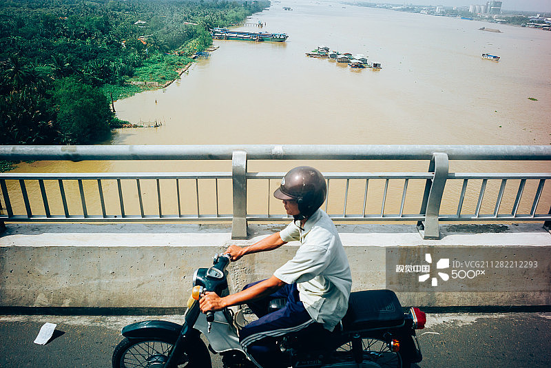 在越南驾驶摩托车图片素材