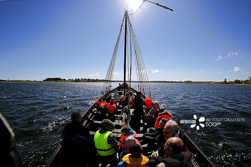 在维京船上航行于罗斯基勒峡湾图片素材