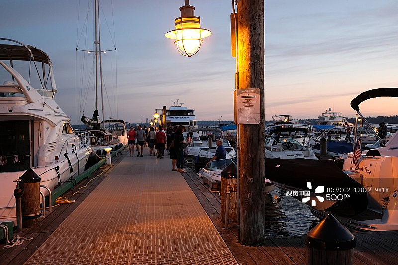 华盛顿州柯克兰码头是温暖月份的热门傍晚散步地点图片素材