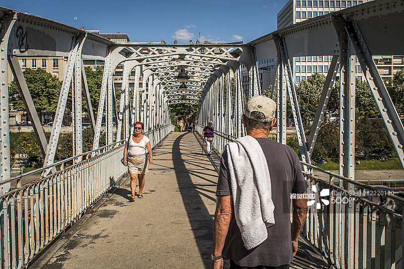 在巴黎第十二区散步图片素材